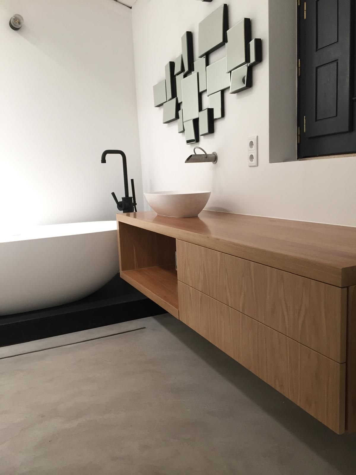 Microcement bathroom with an oak washstand