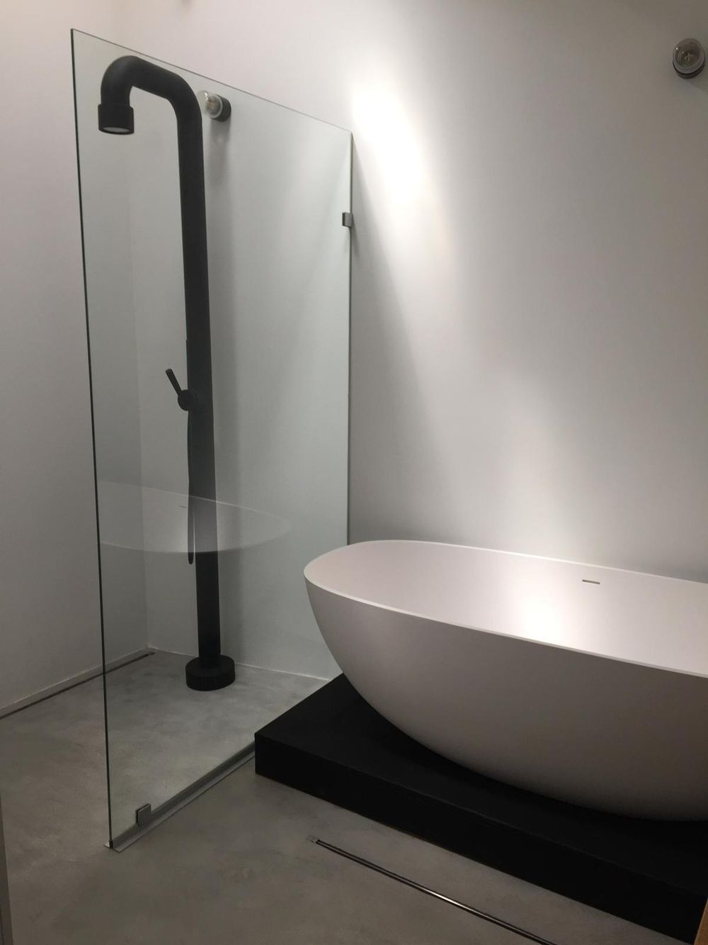 Seamless microcement — spa & water feature