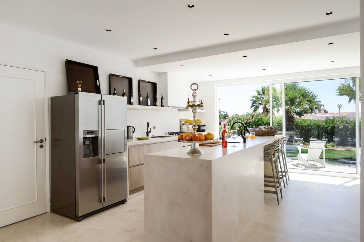 Kitchen island clad in seamless microcement
